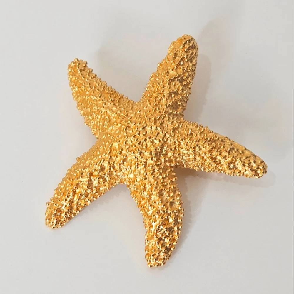 Vintage textured gold tone star fish brooch pin unsigned